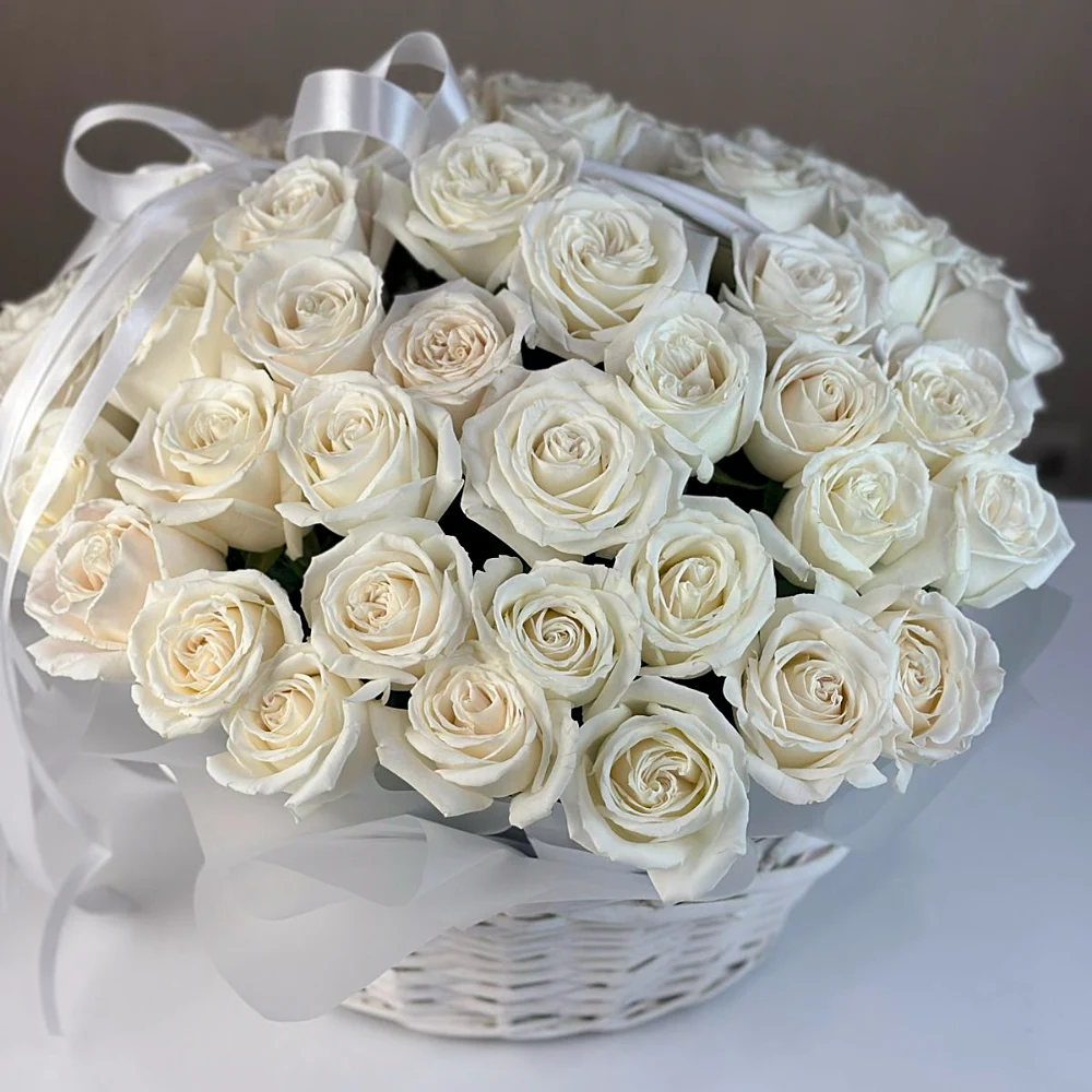 Корзина из белых роз